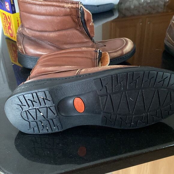 Beats floaters, size 9, medium men’s leather boots